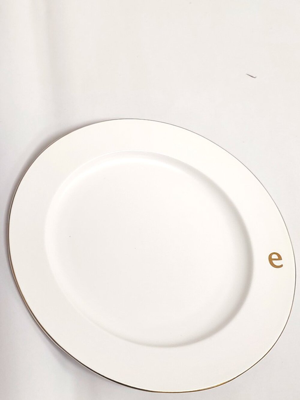 COLLECTIVE HOME Gold-Edged Ceramic Dinnerware Monogram Kitchen Plate Set - e